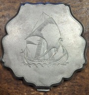 Srebrna puderniczka ręcznie grawerowana 133 g.