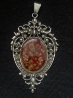 Unikalny vintage medalion z suszonymi kwiatami – rękodzieło