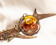 NASZYJNIK Z ŻYWICY VITAGE Botaniczny KWIATY RÓŻE Metaloplastyka żywe róże