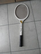 Rakieta tenisowa stara drewniana na ścianęzwichrowana