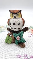 Sowa figurka z porcelany biskwitowej 11 cm na gałązce z różą