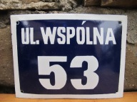 Stara emaliowana tablica z numerem domu i ulicą