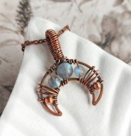 Miedziany księżyc z labradorytem, lunula z kamieni naturalnych, amulet