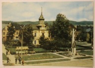 NOWY TARG. Rynek - pomnik Władysława Orkana, w głębi ratusz, CZYSTA, 1970 r