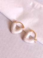 Złote eleganckie kolczyki serca z masą perłową prezent Walentynki