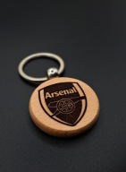 Drewniany brelok Arsenal Londyn – grawer z logo, prezent dla kibica