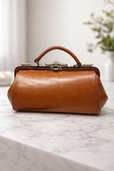 Kuferek pielęgniarski z okresu II wojny światowej wraz ze strzykawkami