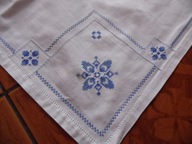 Obrus z ni;ebieskim haftem krzyzykowym - 82 cm x 84 cm