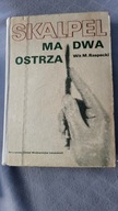 Skalpel ma dwa ostrza