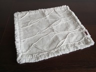 POSZEWKA DEKORACYJNA BIAŁA. 43 / 38 cm.