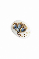 Biała broszka vintage ze złotym zdobieniem 3D retro unikat artystyczna