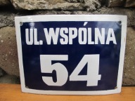 Stara emaliowana tablica z numerem domu i ulicą