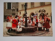 Zespół Estradowy Pogodna Jesień w ludowych strojach krakowskich - z 1978