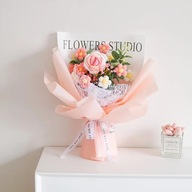 Ręcznie robiony bukiet szydełkowych kwiatów - różowy