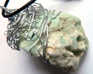 Chryzopraz zielony, duży surowy kamień w drucie - wisior