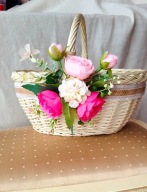 Koszyk wielkanocny z polskiej wybielanej wikliny- zdobiony kwiatami