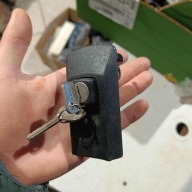 ZAMEK KLAPY TYŁ FIAT 126P ORYGINAŁ NOWY !!