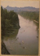 PIENINY. Dunajec w okolicy Czorsztyna, w głębi zamek niedzicki, CZYSTA