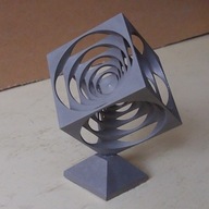 Kostka Turnera - sześcian w formie przycisku do papieru.