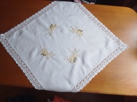 Śliczny mały obrus lniany z delikatnym haftem i koronką - 75cm x75cm !