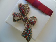 BROSZKA WISIOR KOKARDA KRYSZTAŁKI + PUDEŁKO PREZENTOWE