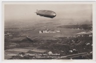 GRAF ZEPPELIN W LOCIE Z PEŁNĄ SZYBKOŚCIĄ W TLE HANGARY