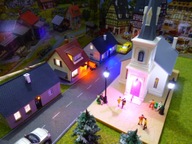 Osada -Wieś -Trzy Domki i Kościół z Oświetleniem LED w skali H0