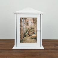 Drewniana, biała szafka na klucze - toskański zaułek