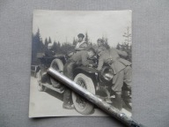 OFICER i ŻOŁNIERZ WOJSKA POLSKIEGO SAMOCHÓD NAPRAWA FOTOGRAFIA - przedw.