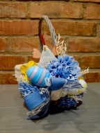 Koszyczek koszyk wielkanocny na święconkę z niebieskimi kwiatami