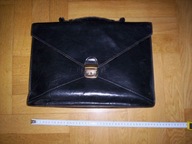 Teczka, aktówka, czarna, skórzana z rączką centralną i z kieszenią boczną.