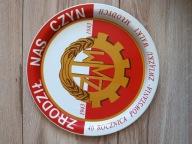 metalowa taca z logo i hasłem Związku Walki Młodych (ZWM)