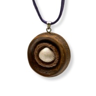 Wisiorek - Muszelka w czepku żółędzia - pirografia, biżuteria, dla niej