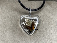 Naszyjnik z żywym kwiatem w żywicy – serce 2x2 cm