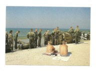 Pocztówka - Plażowicze i desant wojskowy na plaży