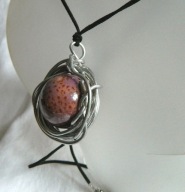 Porcelana w drucie, duża nakrapiana kula, wisior na rzemieniu