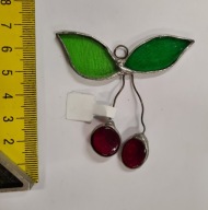 Witrażowa zawieszka do okna – wisienki, rękodzieło, szkło kolorowe