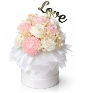 FLOWERBOX ze świec sojowych PUDROWY RÓŻ BIEL napis LOVE GRATIS