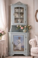 Witryna narozna w kolorze baby blue spatynowana z obrazem