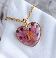 Złoty wisiorek serce z literą i kwiatami, personalizowany prezent dla mamy