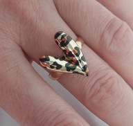 Regulowany pierścionek serce w kolorze złotym w panterkę