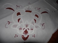 Bawełniany obrus z czerwonym haftem maszynowym - 75 cm x 78 cm