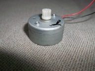 silniczek elektryczny M9T 5,9 Volt ~~ 30 mm x 25 mm