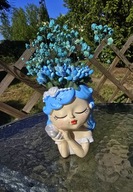 Piękne niebieskie kwiatki z niebeską gipsówką w ozdobnej doniczce