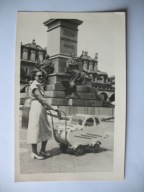 KRAKÓW RYNEK SUKIENNICE POMNIK MICKIEWICZA MAMA Z WÓZKIEM WÓZEK stare FOTO