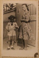 CIEKAWA - STARA, KOBIETA z DZIECKIEM KOŁO OGRODZENIA