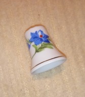 Porcelanowy Naparstek zdobiony pozłoceniem z kobaltowym kwiatem