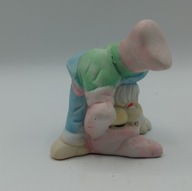 śmieszny ceramiczny krasnal, stoi na głowie,