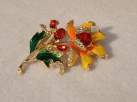 Broszka w kształcie kwiatu z oczkami