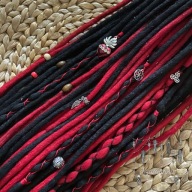 DREDY WEŁNIANE 48 SZTUK BOHO CZARNE CZERWONE